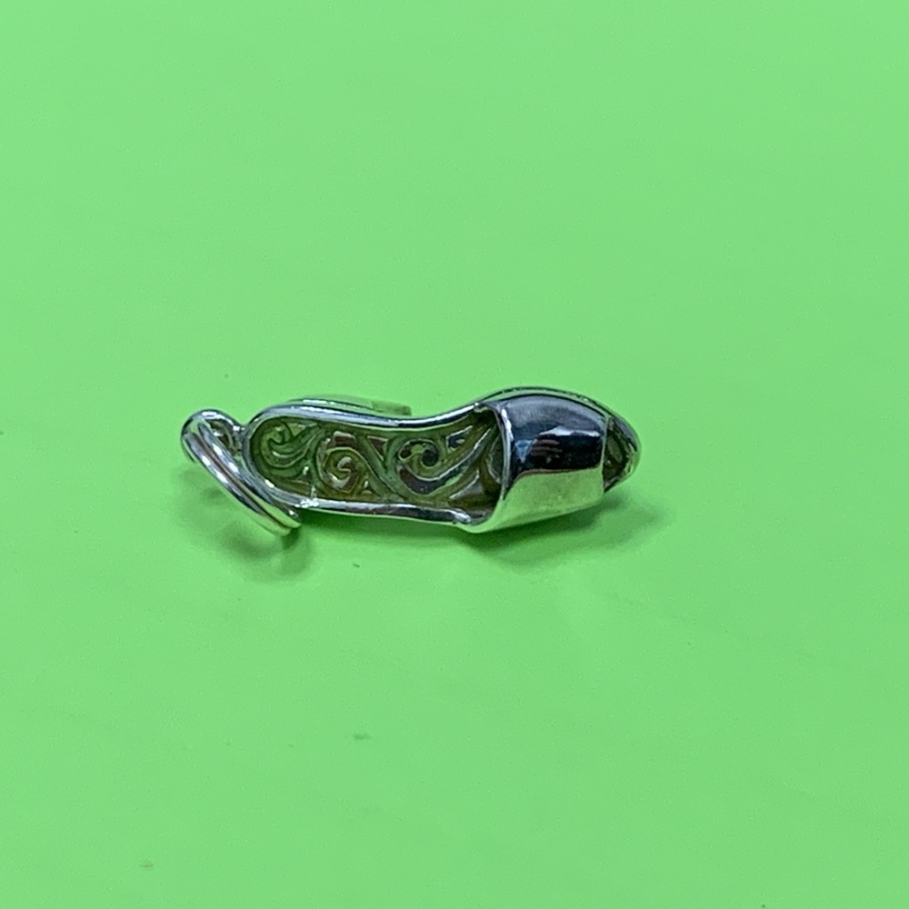 Sterling silver petite high heeled shoe charm.